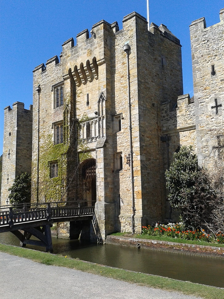 hever castle, moat, drawbridge, castle, castellated, english castle, history
