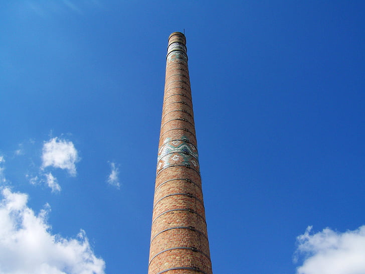 savupiippu, sininen taivas, Zsolnay factory, Pecs