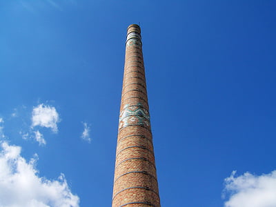 komín, modrá obloha, Zsolnay továrna, Pecs