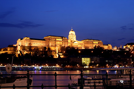 Buda castle, Donavas upes, Budapešta, Ungārija, arhitektūra, naktī, gaismas