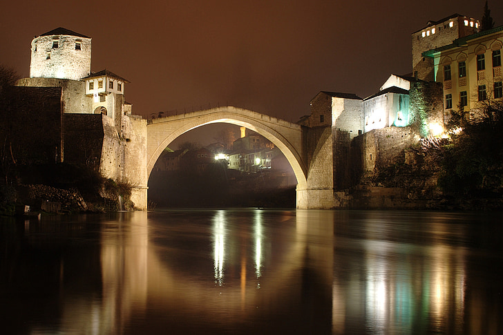 Bosnien-Hercegovina, Hercegovina, Mostar, gamla bron, ombyggd, natt, floden
