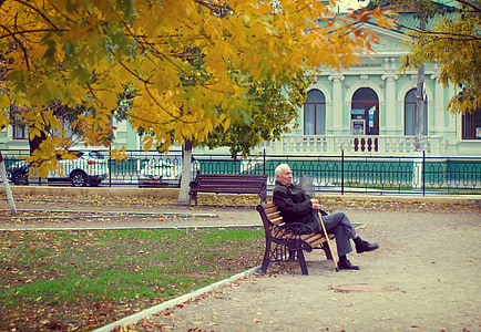 důchodce, Starý muž, podzim, Lavička, lidé, venku, ženy