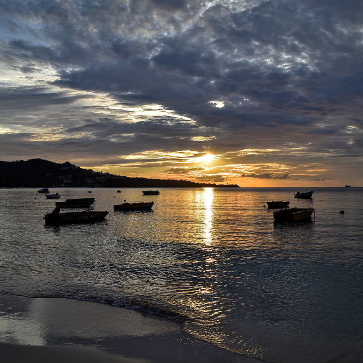la Grenade, île, plage, paysage marin, bateaux, nuages lourds, coucher de soleil