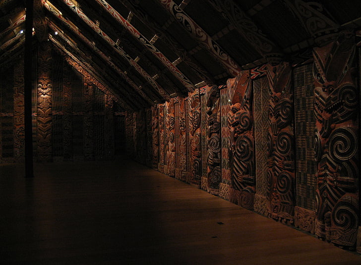 huis hotunui, gebeeldhouwd in 1878, bruiloft cadeau, hout, houtbewerking, oude sculpturen, vertegenwoordigen van de voorouders