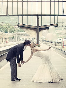 Nevěsta a ženich, pár, Polibek, Láska, vdaná, Romantika, železniční stanice
