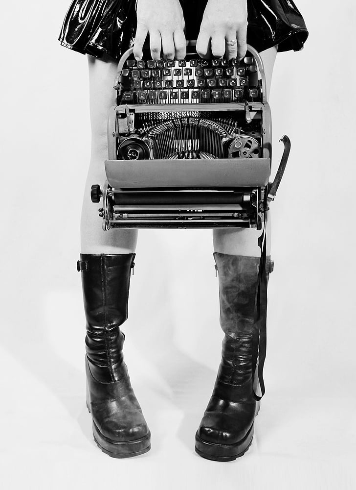 conceptual, màquina d'escriure, goth, botes, cames, cinta, bloc d'escriptors