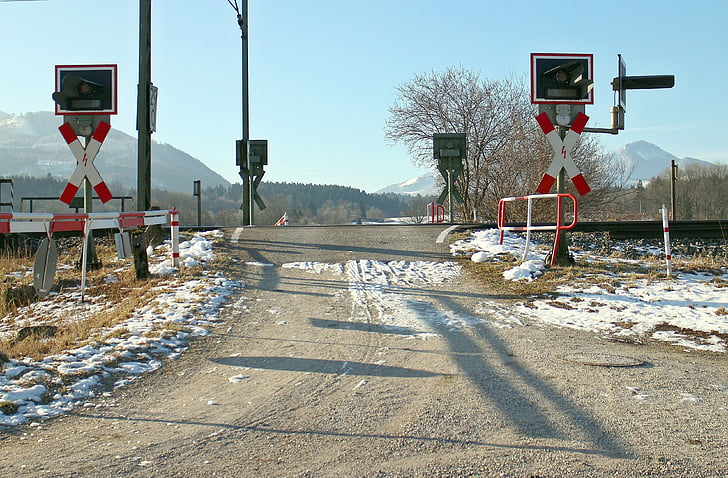Zug, Bahnübergang, Bahnverkehr, Andreaskreuz, Verkehrszeichen, Straßenschild, Straßenschild