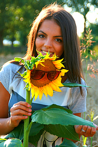meitene, saulespuķes, smaids, lauks, dzeltena