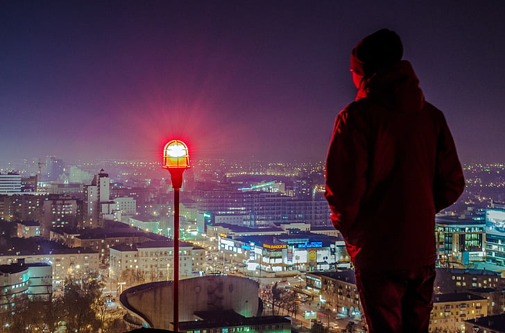 homem, vista do telhado, vista de trás, Voronezh, para telhados, paisagem urbana, à noite
