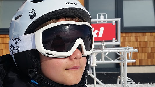 skieurs, enfant, sportive, barre, lunettes de protection, hiver, sports d’hiver