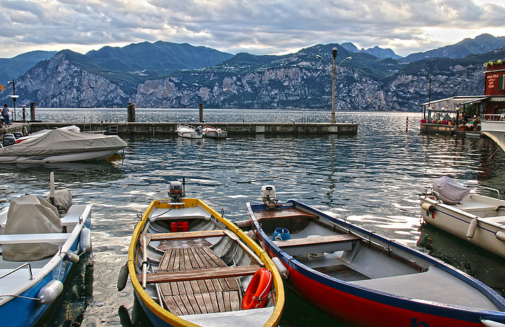 Garda, Malcesine, Port, veneet, kalastusaluksia, Italia, vesi
