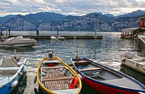 Garda, Malcesine, λιμάνι, Πλωτά καταλύματα, αλιευτικά σκάφη, Ιταλία, νερό