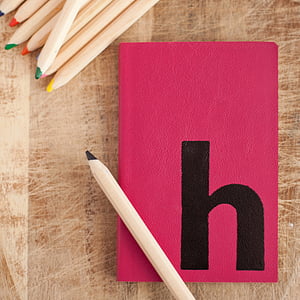 farbige, Bleistift, rot, bedeckt, Buch, nach wie vor, Artikel