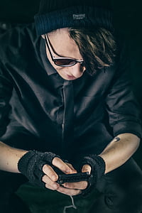 hombre, usando, negro, Vestido, camiseta, guantes sin dedos, guantes