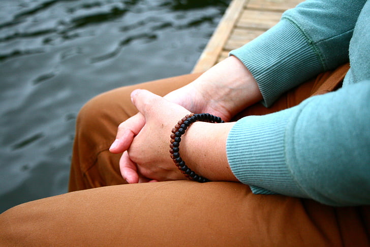 Guy, handen, vriendschap armband, aan de kust, water
