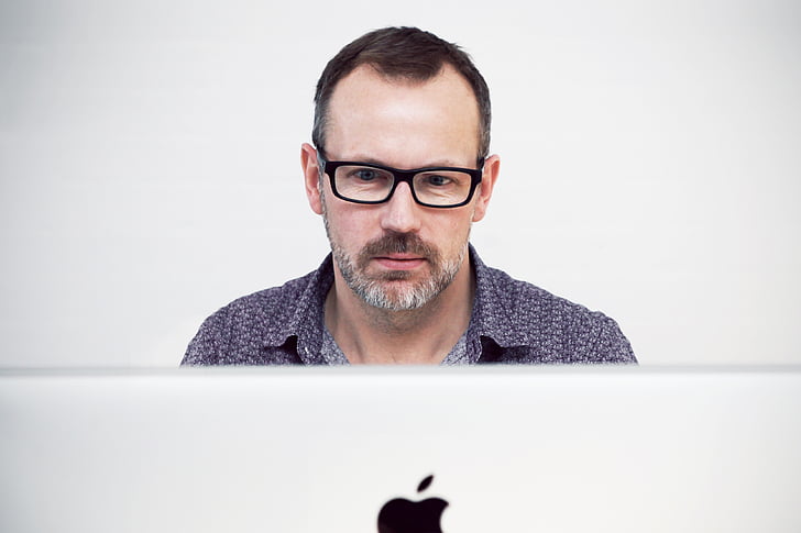 mees, seljas, prillid, kasutades, Apple, toote, arvuti