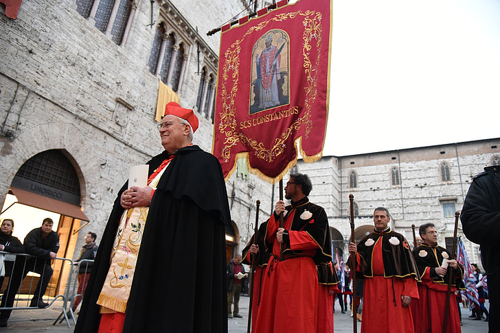 náboženská procesia, kardinál bassetti, náboženstvo, katolícke náboženstvo