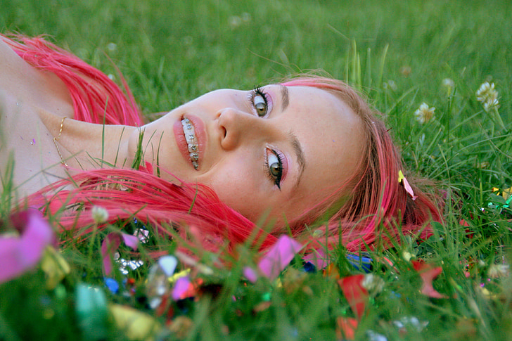 djevojka, ružičasta kosa, trava, konfeti, osmijeh, Sreća, žene