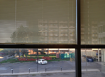 Oficina, ventana, persianas, porción del estacionamiento, negocios, edificio, arquitectura