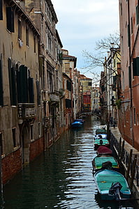 Венеция, Италия, лодка, моторни лодки, канал, малка река, дървета