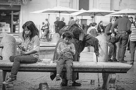 Navonos aikštė, Roma, Italija, gatvė, žmonės, elgeta, vaikai