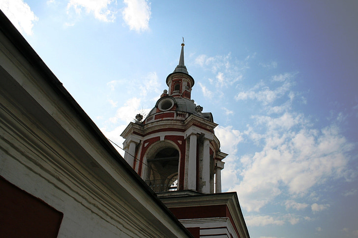 Torre campanaria, pilastri, bianco rosso-cupo, arco, ornato, cielo, nuvole