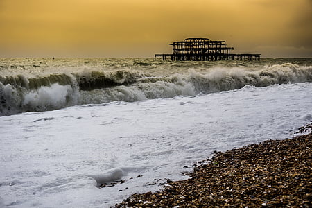 Brighton, piren i Brighton, Pier, stranden, stormigt, regnar, mörka