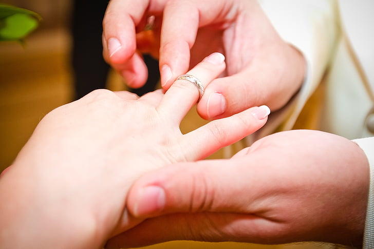 anello, fidanzamento, matrimonio, mano umana, parte del corpo umano, due persone, adulto
