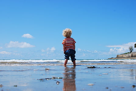 kind, Kid, weinig, strand, water, golven, genot