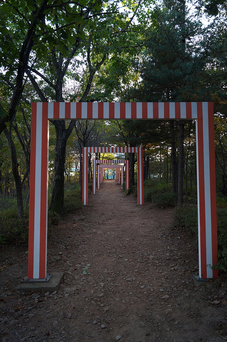 labirinto, na floresta, Parque de esculturas de Gimpo