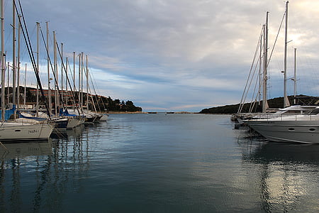 Port, vitorlás hajók, árbocok, Horvátország