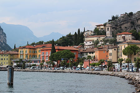 Ιταλία, Garda, Torbole, βουνά, Πλωτά καταλύματα, Τράπεζα, προκυμαία
