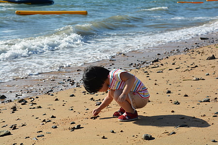 子供, 海, ピックアップします。, ビーチ, 石