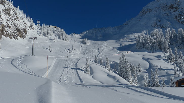 Ski-Abfahrt, Skifahren, Skipiste, Start-und Landebahn, Tirol, Tannheimertal, Winter