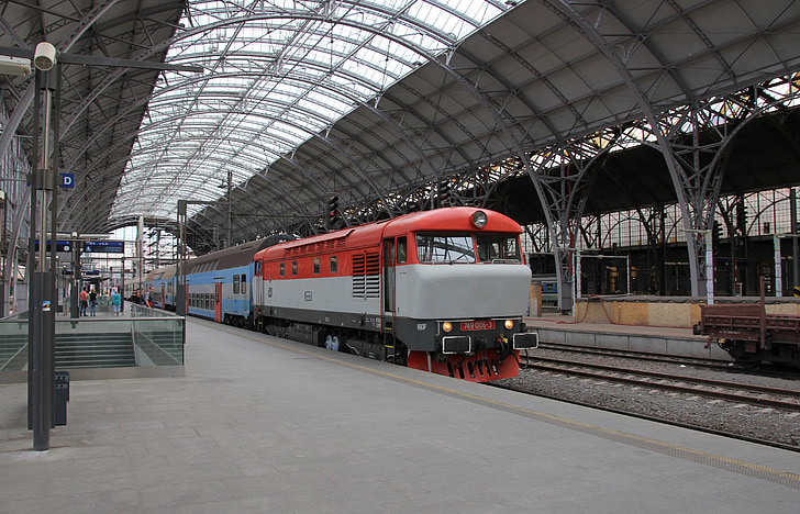 dízelmozdony, mozdony, vasúti, személyvonat, Prága, Praha, Cseh Köztársaság