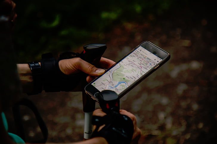 persones, home, viatges, GPS, mapa, telèfon, smartphone
