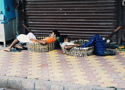 India, Mumbai, alvás, szünet, szegénység
