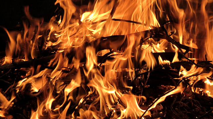 Holz in Brand, brennendes Holzfeuer, Feuer, Lagerfeuer, Brennholz, Lagerfeuer, orangefarbene Flammen