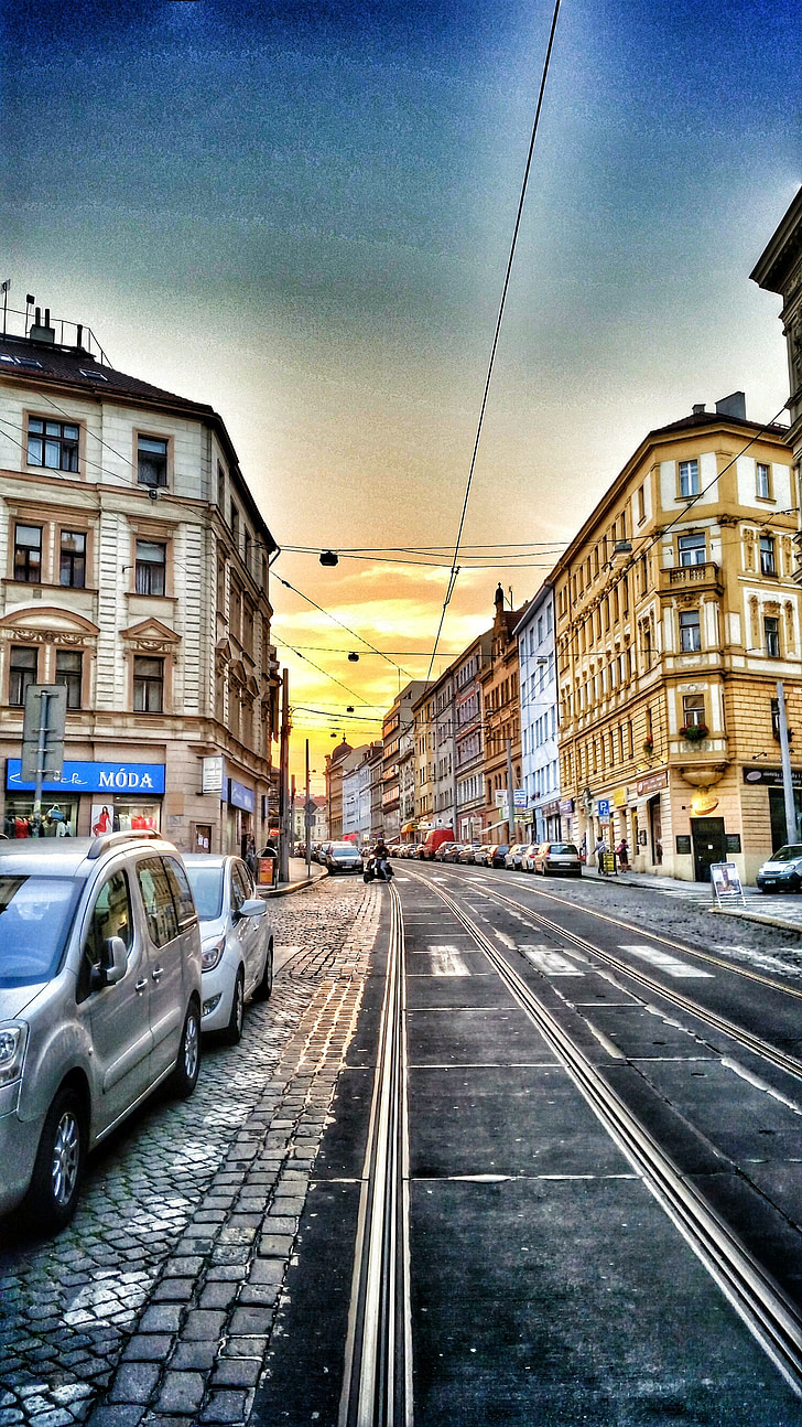 Praag, het treinstation Holešovice, geschiedenis, de tram, zonsondergang