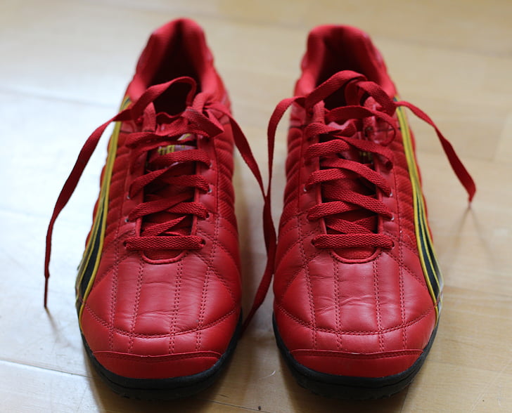 sapatas dos esportes, sapatos de treino, sapatilha, chuteiras de futebol, botas vermelhas, sapato, par