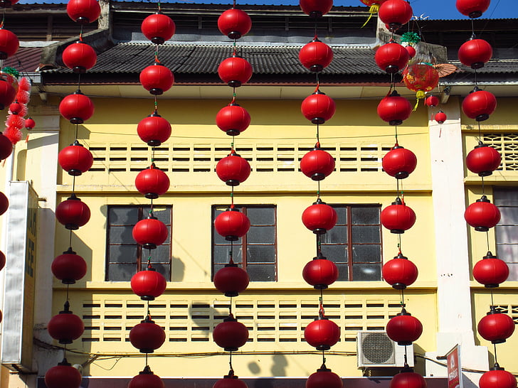 lucerny, červené lucerny, budova