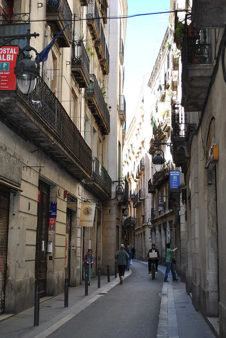Alley, hjem, Barcelona