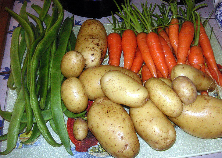 зеленчуци, картофи, моркови, грах, органични, здравословна храна, реколта