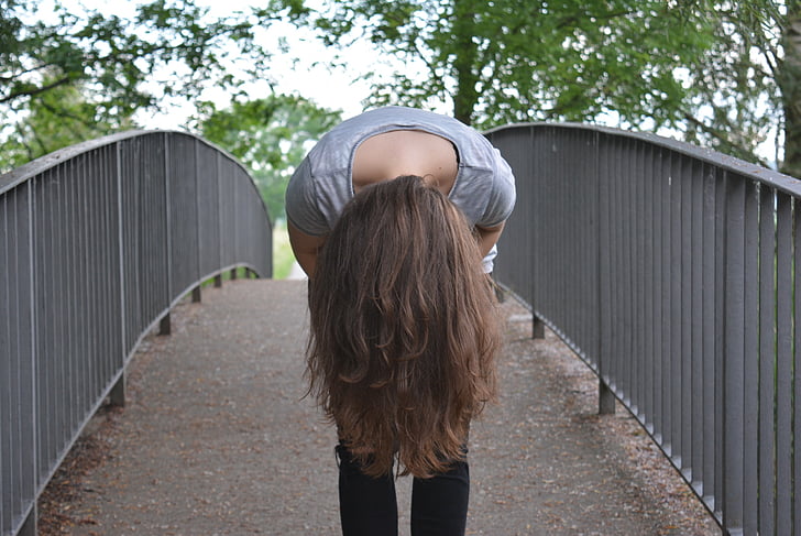 mergaitė, aukštyn kojom, plaukų, tiltas