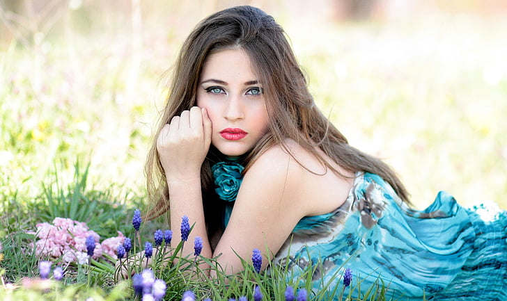 Dziewczyna, kwiaty, wiosna, niebieskie oczy, piękno, pole, niebieski
