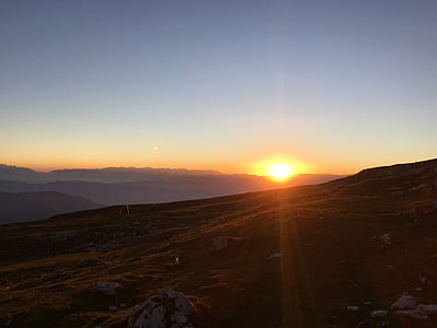 in Südtirol, Schlern, Sonnenaufgang, Berglandschaft, Berg-walker, Nebel, Alpine