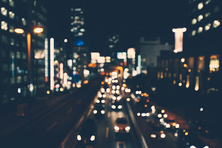 град, изглед, през нощта, размазани, светлини, автомобили, трафик