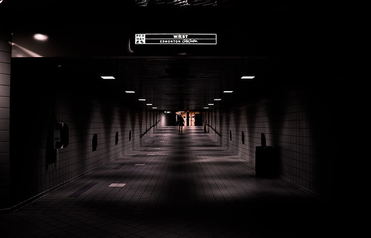 traukiniai, underground, tamsoje, solo