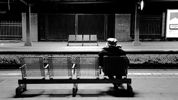 železničná stanica, starý muž, lavica
