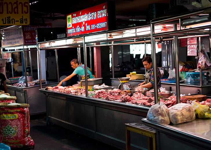 gaļas pārdevējs, warorot tirgus, Chiang mai, ziemeļu Taizeme